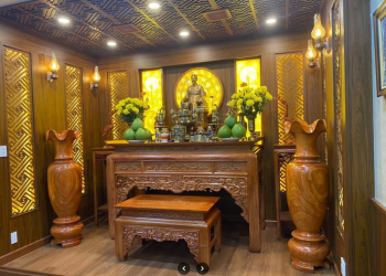 Cải tạo phòng thờ với vách thờ và cửa võng